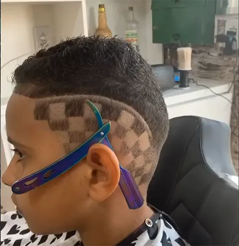 Corte com desenho quadriculado